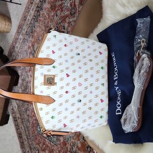 Adorable Dooney & Bourke  Signature Domed Satchel ♥️🧁🐝⭐️🩷
